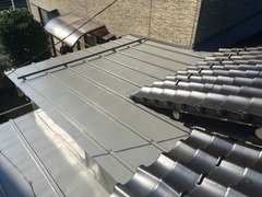鉄板屋根は屋根勾配もゆるくいったん錆が広がるとあっという間に穴が開いてしまいます。もともとが鉄板なので5年から10年ごとに塗装をする必要があります。お気軽にご相談ください。