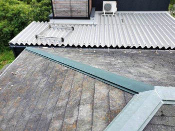 屋根の金物はステンレス以外の場合さびてきます。放置しておくと穴が開き雨漏りするようになります。定期的な点検とメンテナンスが必要ですのでご相談ください。